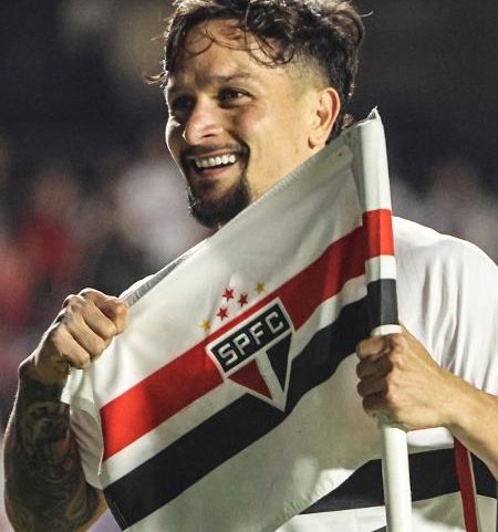 Artur celebra gol com a bandeira de escanteio do São Paulo, contra o Boston River, no Morumbis