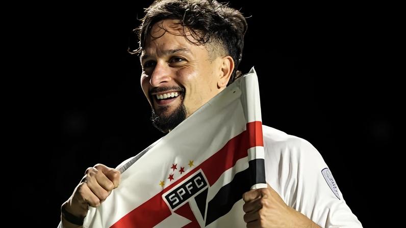 Artur celebra gol contra o Boston River no Morumbi