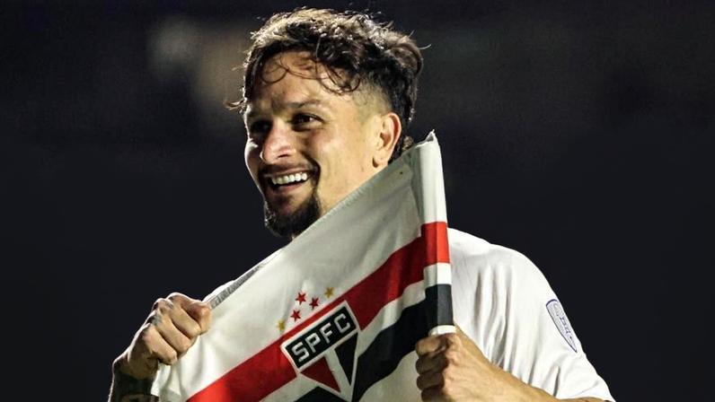 Artur celebra gol com a bandeira de escanteio do São Paulo, contra o Boston River, no Morumbis