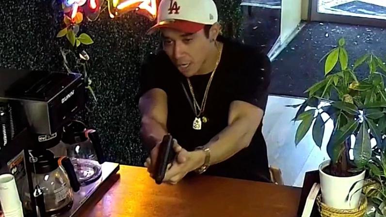 Sob a mira de assaltante, dono de restaurante clama a Deus
