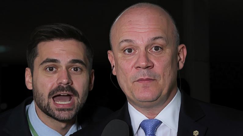 Bernardo Moreira Amado Barros, agora ex-secretário parlamentar do deputado André Janones (Rede-MG), interrompeu entrevista do líder da oposição na Câmara, Cabo Gilberto Silva (PL-PB), à "GloboNews" na 5ª feira (30.abr.2026)