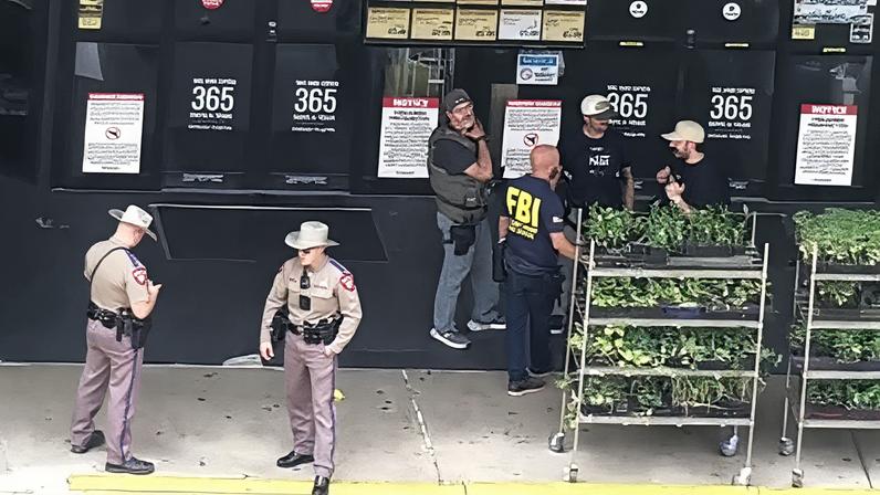 Agentes de forças de segurança atuam após cinco pessoas serem baleadas em Dallas, no Texas