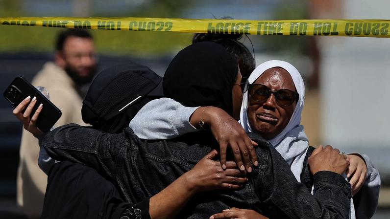 Mulher muçulmana chora em frente ao Centro Islâmico de San Diego, onde ocorreu o ataque desta segunda-feira (18) (Foto: JOHN GASTALDO/EFE/EPA)