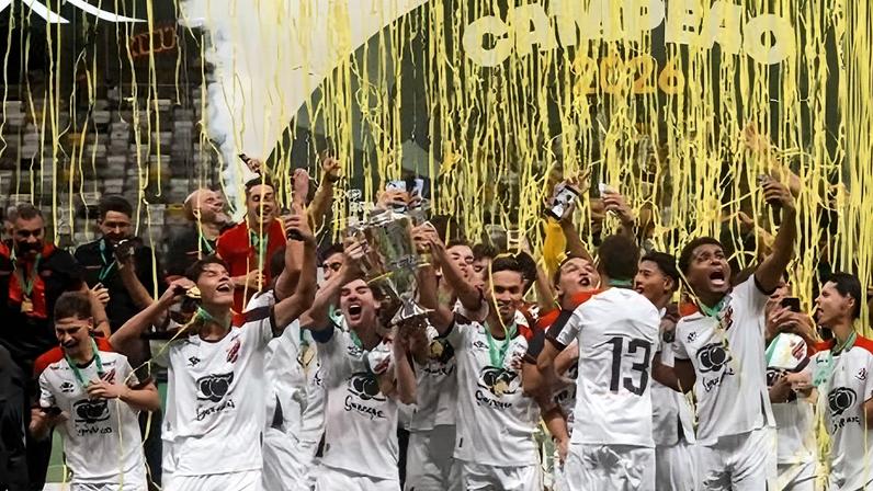 Athletico comemora título da Copa do Brasil sub-17 contra o Atlético-MG