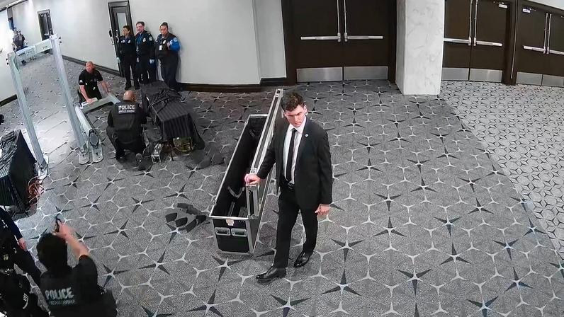 Novas imagens mostram ação de atirador durante jantar com Trump