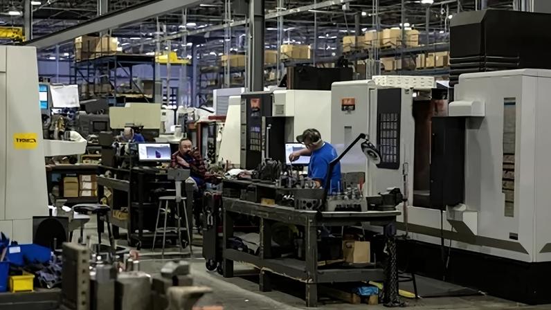 Funcionários na área de produção da General Stamping & Metalworks em South Bend, EUA, em 23 de março de 2026