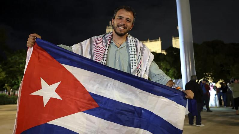 Thiago Ávila com uma bandeira de Cuba enquanto estava no México. (Foto: Lorenzo Hernández/EFE)