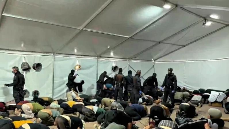 imagem colorida ativistas de flotilha para gaza foram filmados ajoelhados e de maos amarradas