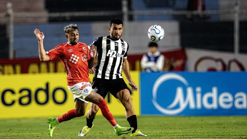 Alonso em disputa de bola em Cienciano x Atlético (Foto: Pedro Souza / Atlético)