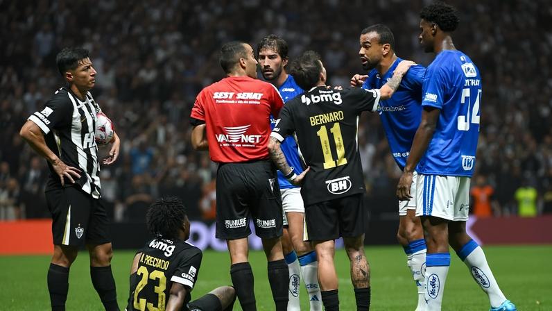 Atlético e Cruzeiro em clássico com polêmicas de arbitragem (Foto: Paulo Ti / GazetaPress)