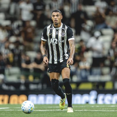 Atlético surpreende com formação diferente e três zagueiros diante do Cruzeiro