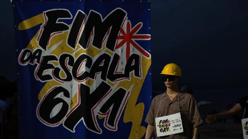 Manifestantes pedem fim da escala de trabalho 6x1 durante ato de 1º de Maio na Praia de Copacabana, no Rio de Janeiro