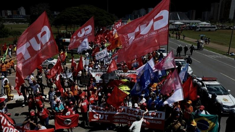 A Marcha da Classe Trabalhadora começou na final da manhã, na Esplanada dos Ministérios, em Brasília
