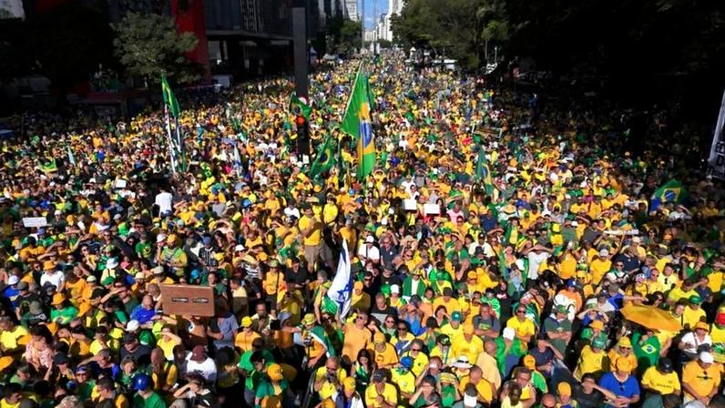Imagem aérea mostra manifestantes na av. Paulista em junho de 2025