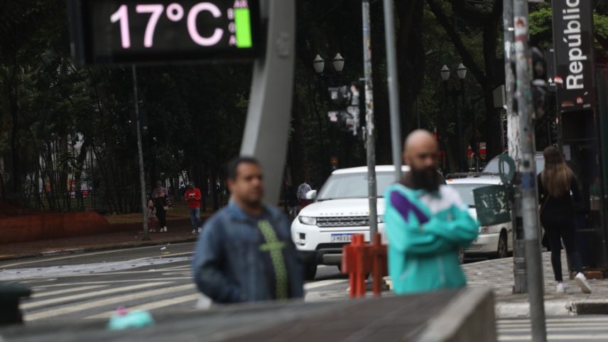 Baixa temperatura e chuva, com termômetros marcando 17°C graus, faz pedestres e moradores de rua se protegerem do frio na Praça da República, centro de São Paulo.