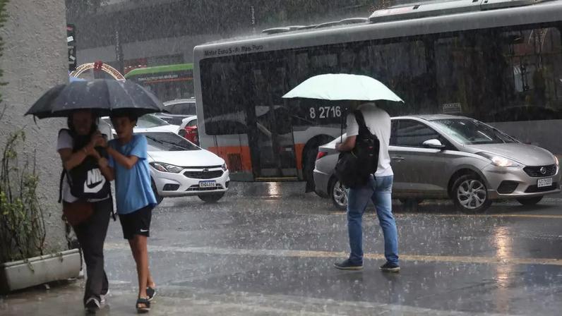 Frente fria mantém baixas temperaturas e chuva atinge Sul e São Paulo no fim de semana