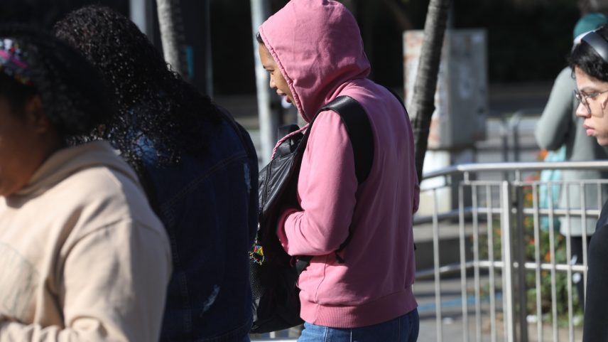 Pessoas se protegem do frio na zona sul de São Paulo, próximo ao metrô do Brooklin, na manhã desta segunda-feira (11). — Foto: RENATO S. CERQUEIRA/ATO PRESS/ESTADÃO CONTEÚDO