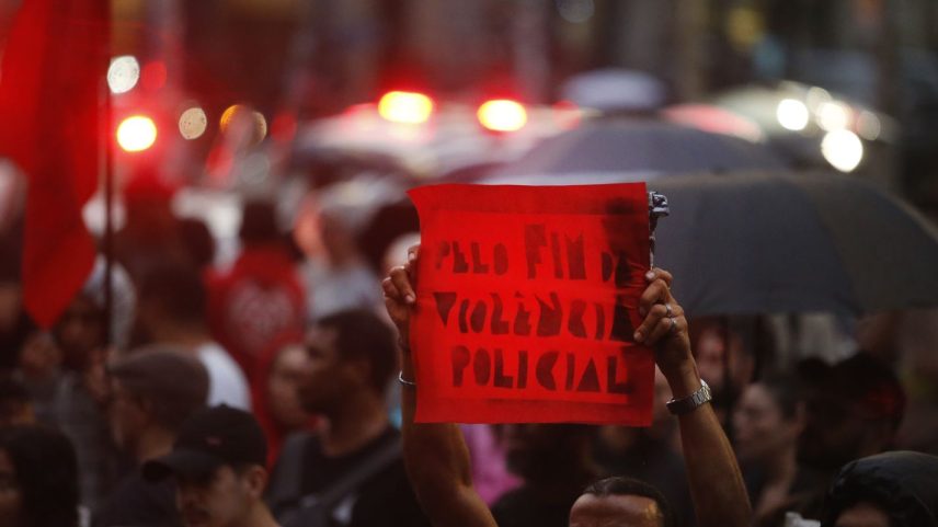 São Paulo (SP), 05/12/2024 -ato contra violência policial, concentração em frente ao teatro municipal de são paulo, praça Ramos de Azevedo . Foto: Paulo Pinto/Agência Brasil