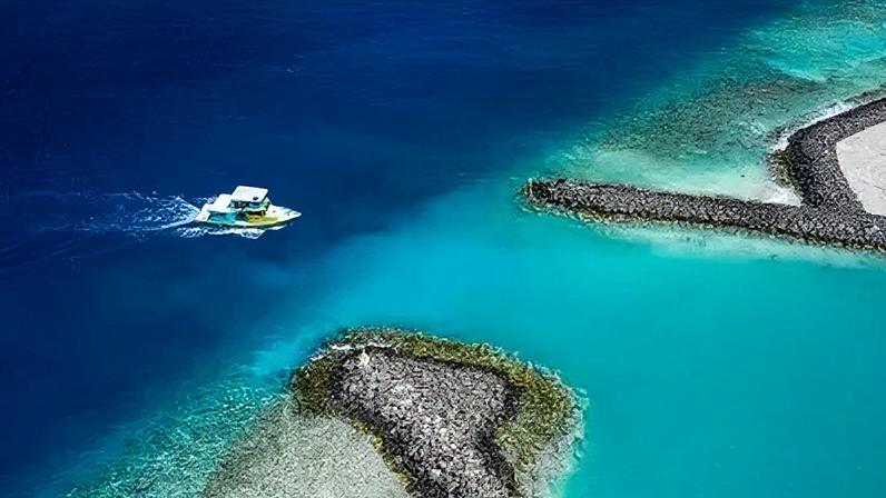 Vista aérea da entrada do porto de Keyodhoo, no Atol de Vaavu, nas Maldivas