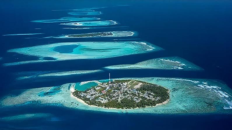 Vista aérea da ilha habitada de Felidhoo, localizada no Atol de Vaavu, nas Maldivas, e a ilha vizinha de Thinadhoo à distância