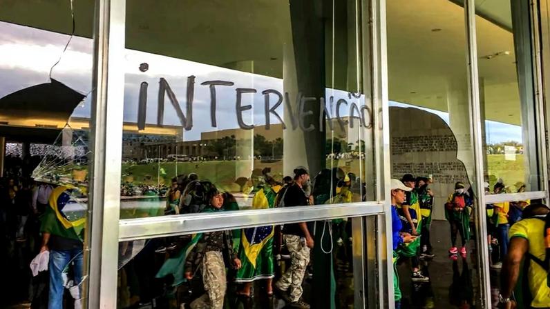 Atos dos 8 de janeiro pediam intervenção militar após a derrota do ex-presidente Jair Bolsonaro nas eleições de 2022