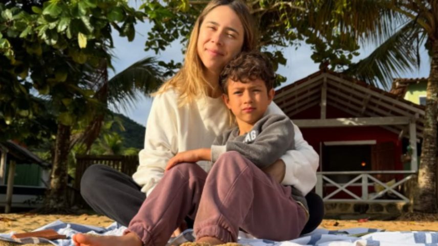 Atriz de 'Três Graças', Daphne Bozaski posa em clique raro com o filho 'Acordamos assim' — Foto: Reprodução/Instagram