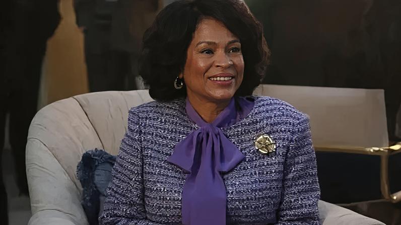 Atriz que interpretou mãe de Michael Jackson em cinebiografia alega ter recebido cachê menor que o de colegas de elenco