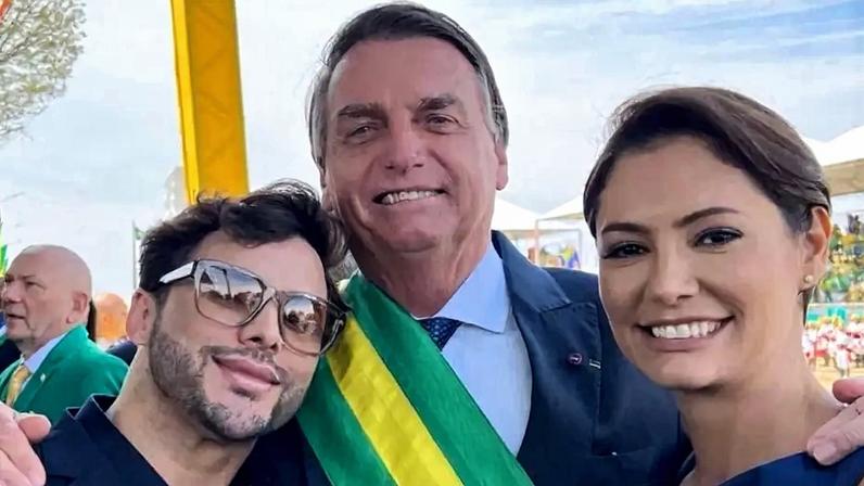 O maquiador Augustin com o então presidente Jair Bolsonaro a e primeira-dama Michelle - (reprodução/Reprodução)
