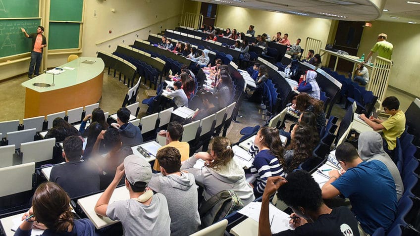 O articulista afirma que a educação é o que faz sair da particularidade em que nascemos e conhecer muitas outras dimensões capazes de ampliar a liberdade; na imagem, alunos em sala de aula na Unicamp