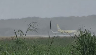 Avião sai da pista ao pousar no aeroporto de Salvador