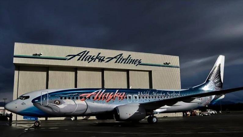 Avião temático da Alaska Airlines com homenagem à indústria de pesca, que é muito forte na região. O modelo da foto não é o mesmo da reportagem