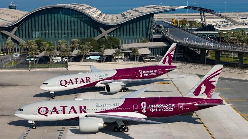 Aviões da Qatar Airways comemorativos da Copa do Mundo de Futebol de 2022, ano em que o país do Oriente Médio sediou o evento