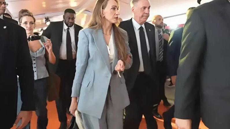 Ancelotti troca beijo com esposa antes da convocação da Seleção Brasileira