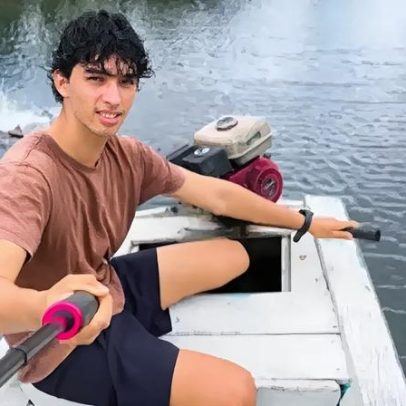 Jovem usa barco diário para chegar à academia em Alter do Chão, Pará