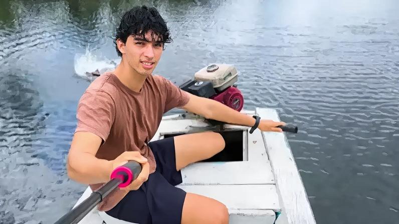 Jovem usa barco diário para chegar à academia em Alter do Chão, Pará
