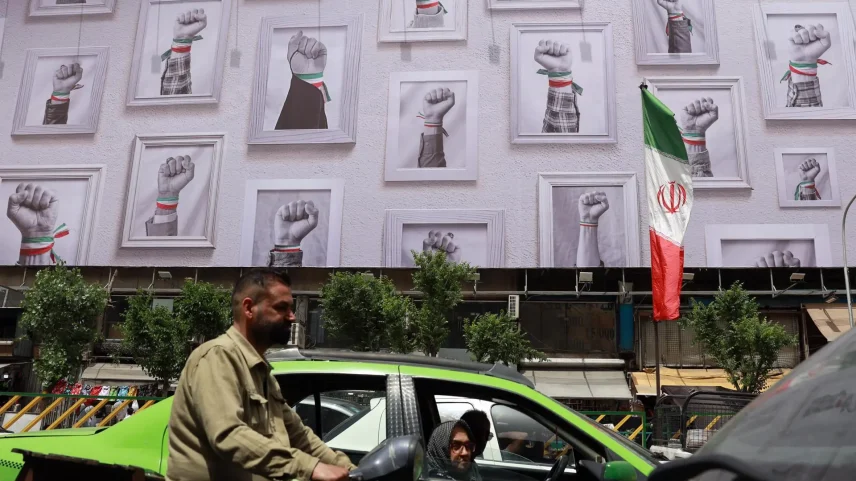Propaganda do regime do Irã em Teerã, capital iraniana (Foto: ABEDIN TAHERKENAREH/EFE/EPA)