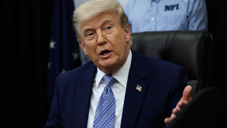 Milhares de negociações de ações vinculadas a Trump levantam dúvidas