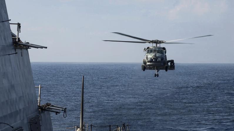 Um helicóptero MH-60R Sea Hawk se aproxima do USS Delbert D. Black (DDG 119). (Foto: Centcom / EFE)