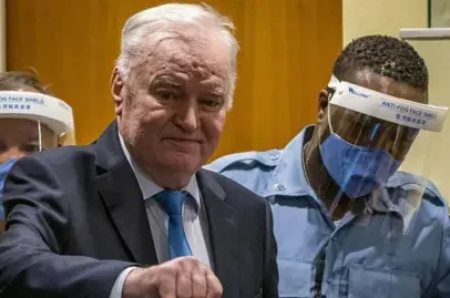 Mladic, criminoso de guerra, próximo da morte, advogados pedem soltura