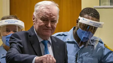 Mladic, criminoso de guerra, próximo da morte, advogados pedem soltura