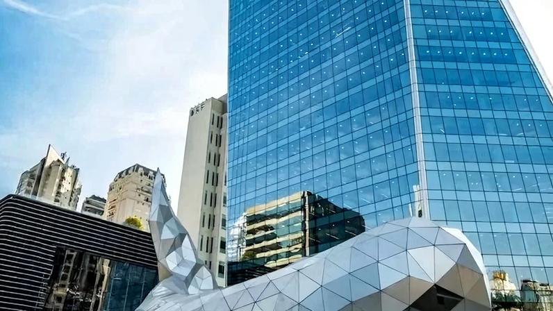 A inovação financeira trouxe ganhos relevantes de inclusão, competição e eficiência, mas ampliou vulnerabilidades importantes, diz o articulista; na imagem, a escultura "Baleia", na Faria Lima, em São Paulo