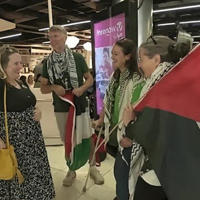 Ativistas irlandeses deportados retornam de Israel