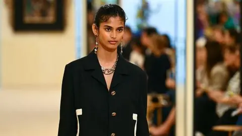 Debate sobre representação cultural se reacende após debut de modelo indiana no Met Gala