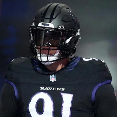 Jesse Minter elogia encaixe de Trey Hendrickson nos Ravens: muito satisfeito