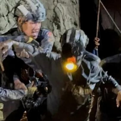 Primeiro dos cinco homens encontrados vivos em caverna alagada no Laos é resgatado