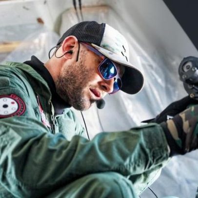 Em avião antigo de paraquedismo, Ucrânia caça drones