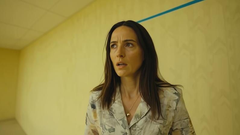 A atriz Renate Reinsve no longa "Backrooms: Um Não-Lugar"