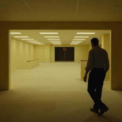 Backrooms tem potencial subexplorado, mas a imersão do filme compensa