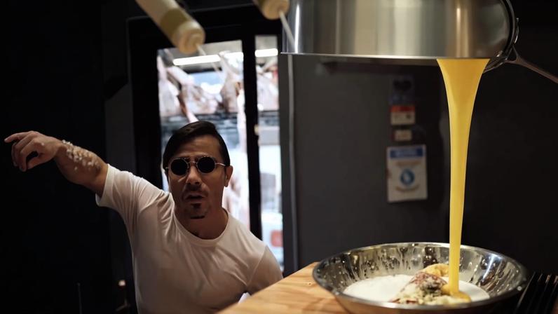 Redes sociais de Salt Bae mostram malabarismo no preparo de carnes — Foto: Reprodução/Instagram