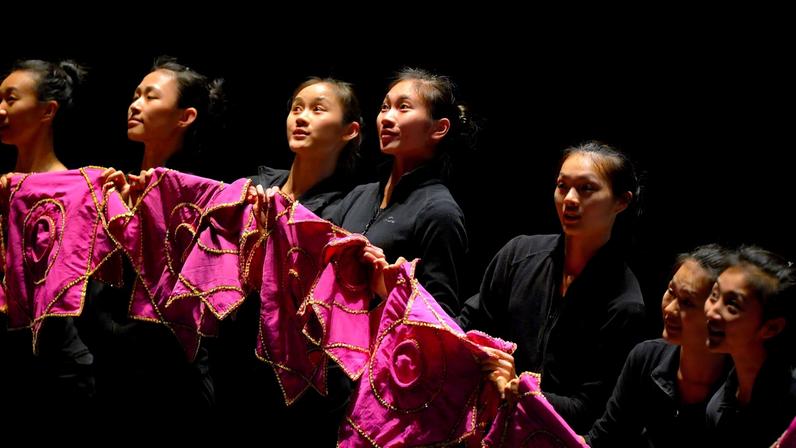 Imagem colorida mostra o balé chinês Shen Yun - Metrópoles